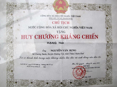  Bằng công nhận huy chương kháng chiến 13 năm nằm tại trụ sở UBND xã Hương Xuân 