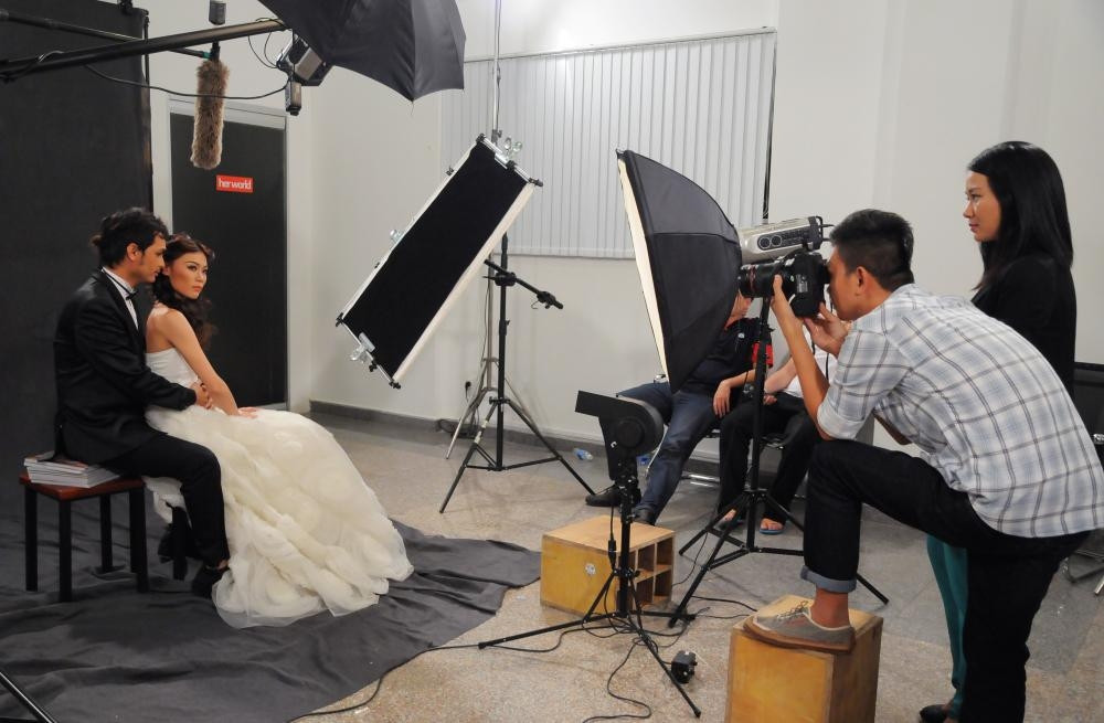 Phương Anh gặp nhiều khó khăn khi phải diễn xuất cảnh lãng mạn trước nhiều người và ống kính