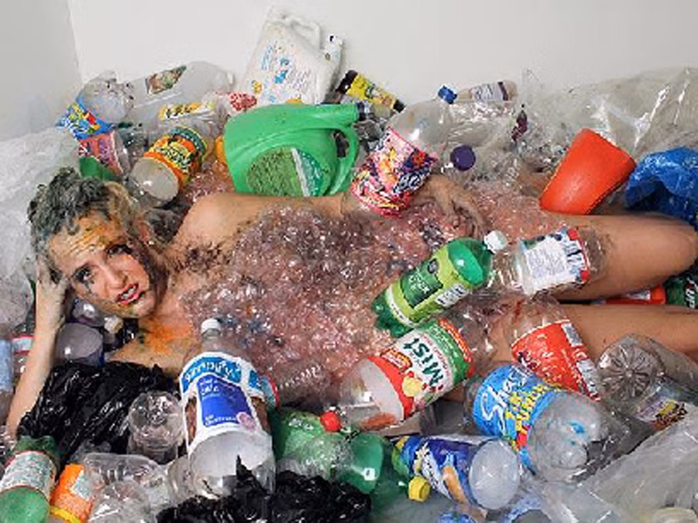 Người mẫu khỏa thân bảo vệ môi trường