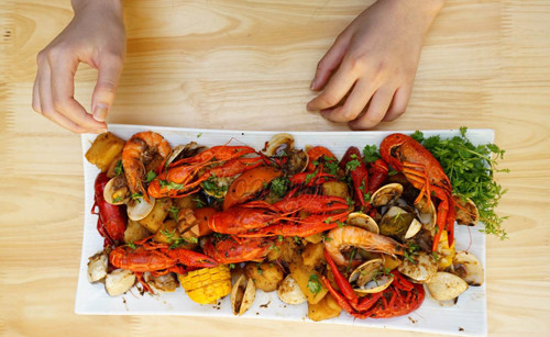 Món tôm hùm đất vẫn trên thực đơn của nhà hàng Hà Nội, Sài Gòn ảnh 1