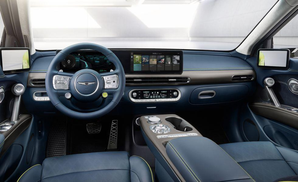 Khoang nội thất của xe làm từ nhiều vật liệu tái chế.