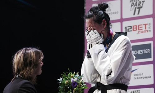 Nữ võ sĩ Trung Quốc khóc như mưa khi mất HCV một cách khó tin ảnh 2