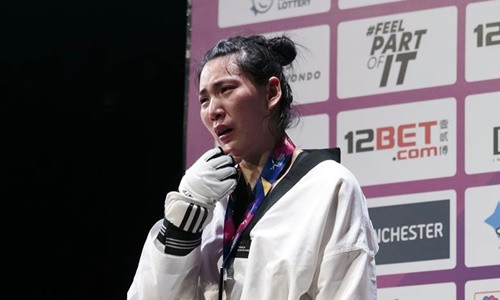 Nữ võ sĩ Trung Quốc khóc như mưa khi mất HCV một cách khó tin ảnh 3