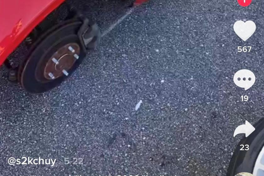 Hình ảnh về một ô tô mất bánh có thể liên quan đến trào lưu Nut Lug Challenge.