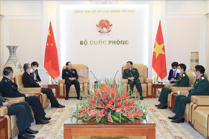 Đại tướng Ngô Xuân Lịch, nguyên Bộ trưởng Bộ Quốc phòng Việt Nam tiếp Thượng tướng Ngụy Phượng Hòa, Ủy viên Quốc vụ, Bộ trưởng Bộ Quốc phòng Trung Quốc. Ảnh: Trọng Đức/TTXVN