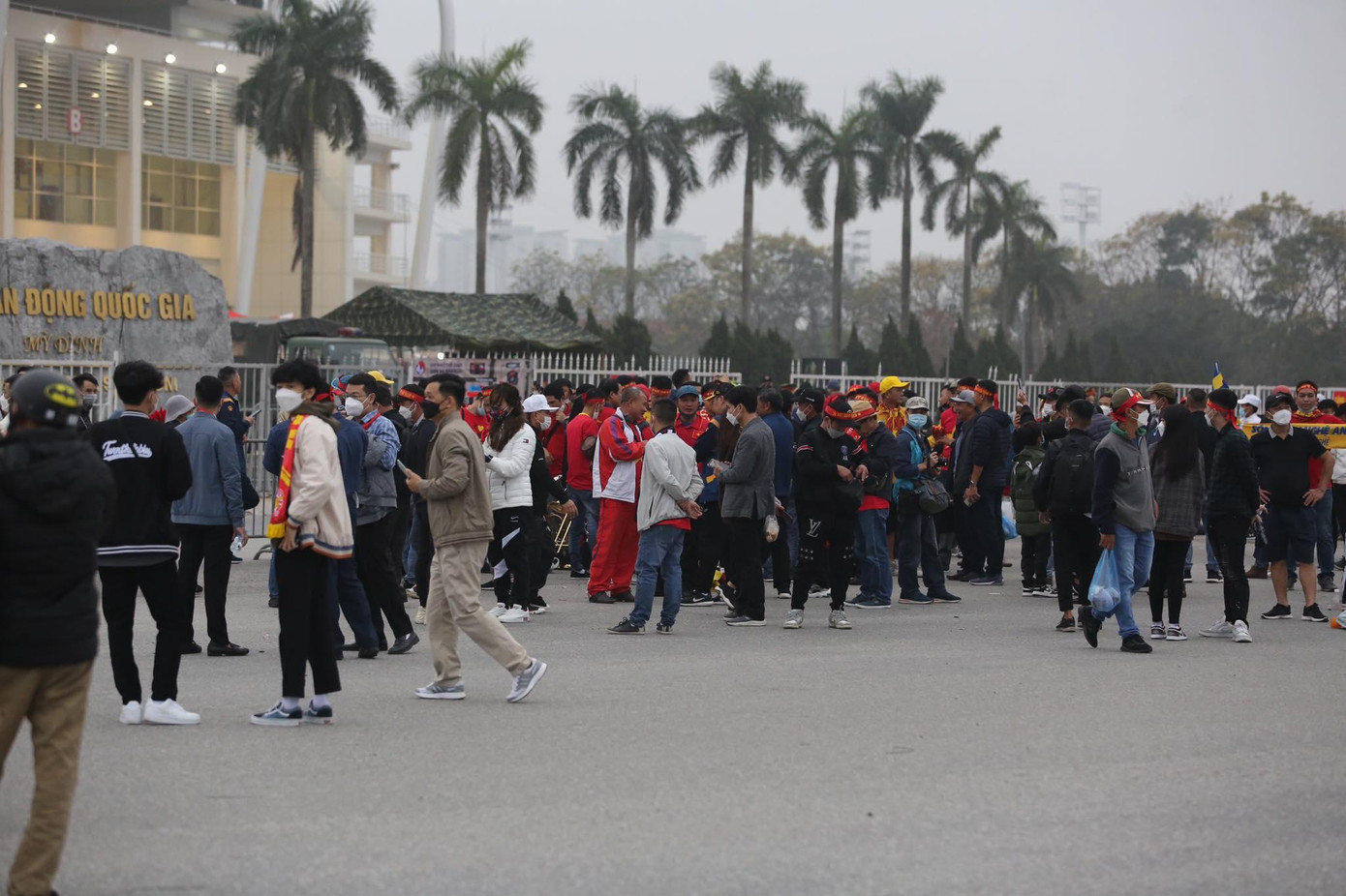 Ba tiếng trước giờ bóng lăn ở trận Việt Nam-Oman, nhiều cổ động viên đã có mặt ở sân Mỹ Đình (Hà Nội) để cổ vũ cho đội tuyển Việt Nam