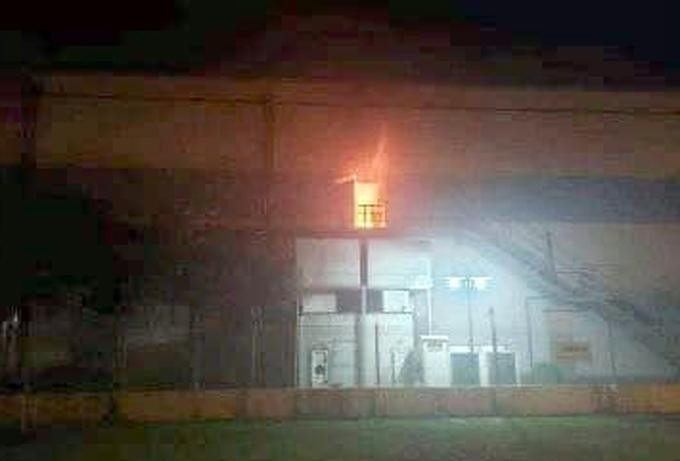 Đám cháy bốc lên từ tầng hai toà nhà đa năng Công ty công ty Dreamtech Việt Nam trong đêm 16/4. Ảnh: FB Công nhân Bắc Ninh