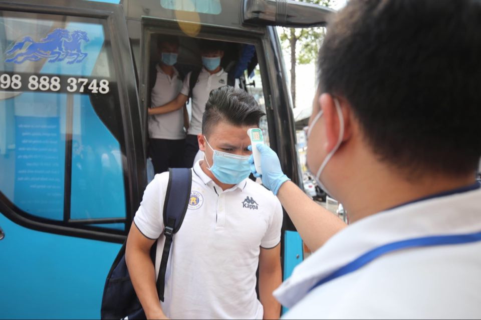 Quang Hải đeo khẩu trang, đo thân nhiệt trước trận Siêu cúp Quốc gia ảnh 5