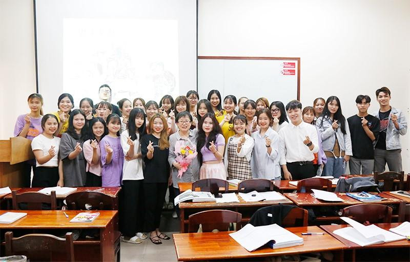 Sinh viên Ngoại ngữ DTU say mê học tập cùng các giảng viên nước ngoài