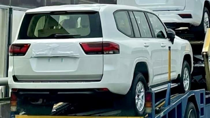 Đuôi xe Land Cruiser 300 mới lộ diện. Ảnh: Cochespias Đuôi xe Land Cruiser 300 mới lộ diện. Ảnh: Cochespias