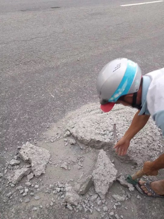 Sợ người dân gặp nạn, 2 thợ đá đục mảng bê tông gây 'sốt' mạng xã hội ảnh 2