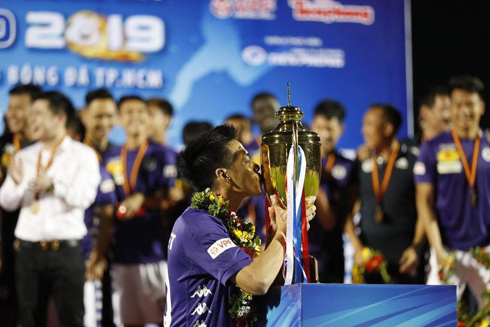 Văn Quyết hôn Siêu Cup, Duy Mạnh được cõng lên nhận giải ảnh 2