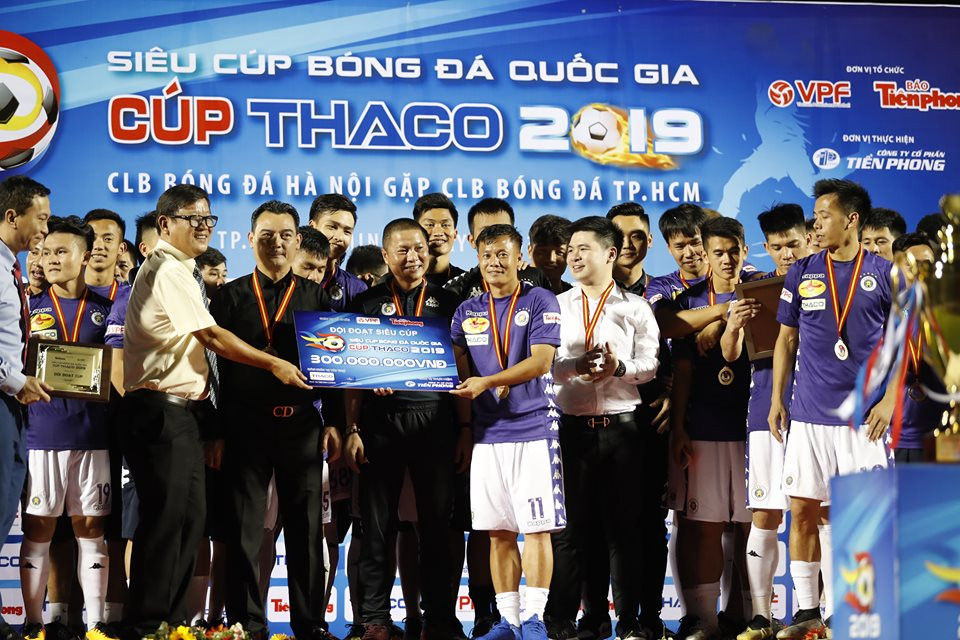 Văn Quyết hôn Siêu Cup, Duy Mạnh được cõng lên nhận giải ảnh 4