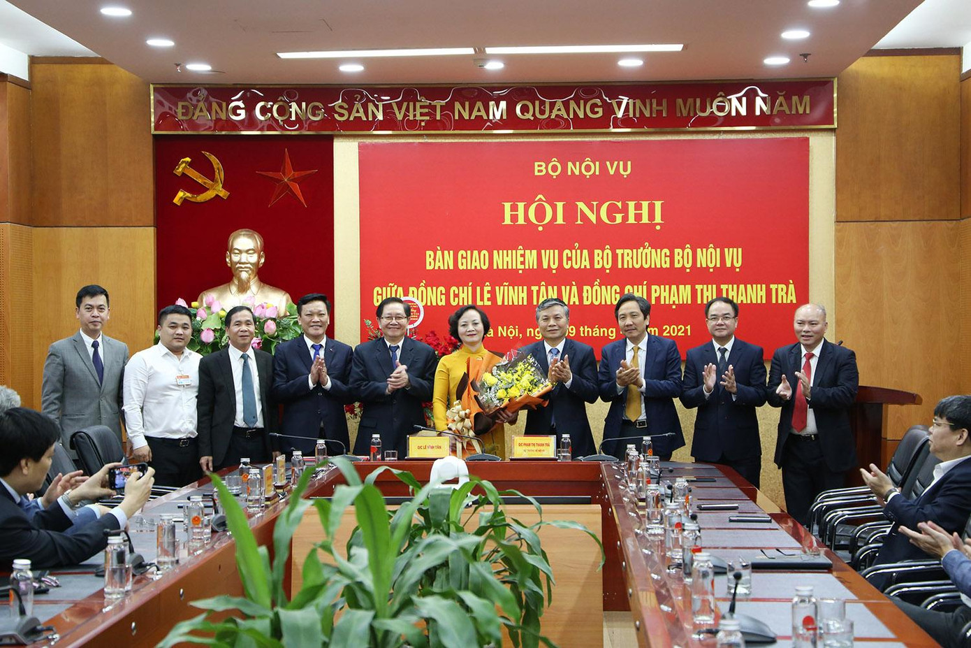 Lãnh đạo Bộ Nội vụ chúc mừng tân Bộ trưởng Phạm Thị Thanh Trà. Lãnh đạo Bộ Nội vụ chúc mừng tân Bộ trưởng Phạm Thị Thanh Trà.