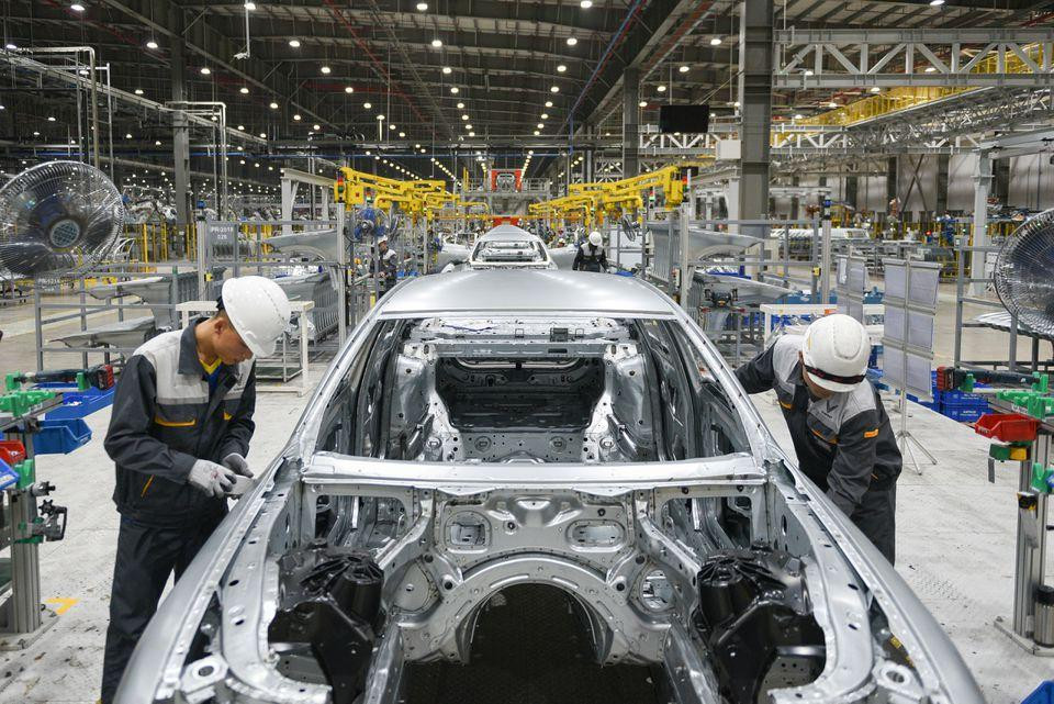 Hai nam công nhân lắp ráp ô tô VinFast. Hai nam công nhân lắp ráp ô tô VinFast.