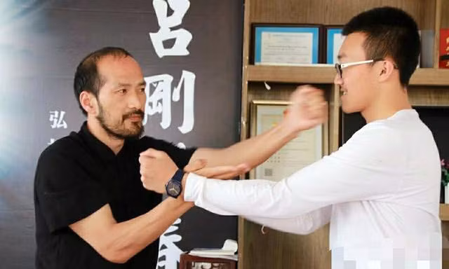 Đại sư điểm huyệt tỉ thí với bại tướng của Từ Hiểu Đông ảnh 3