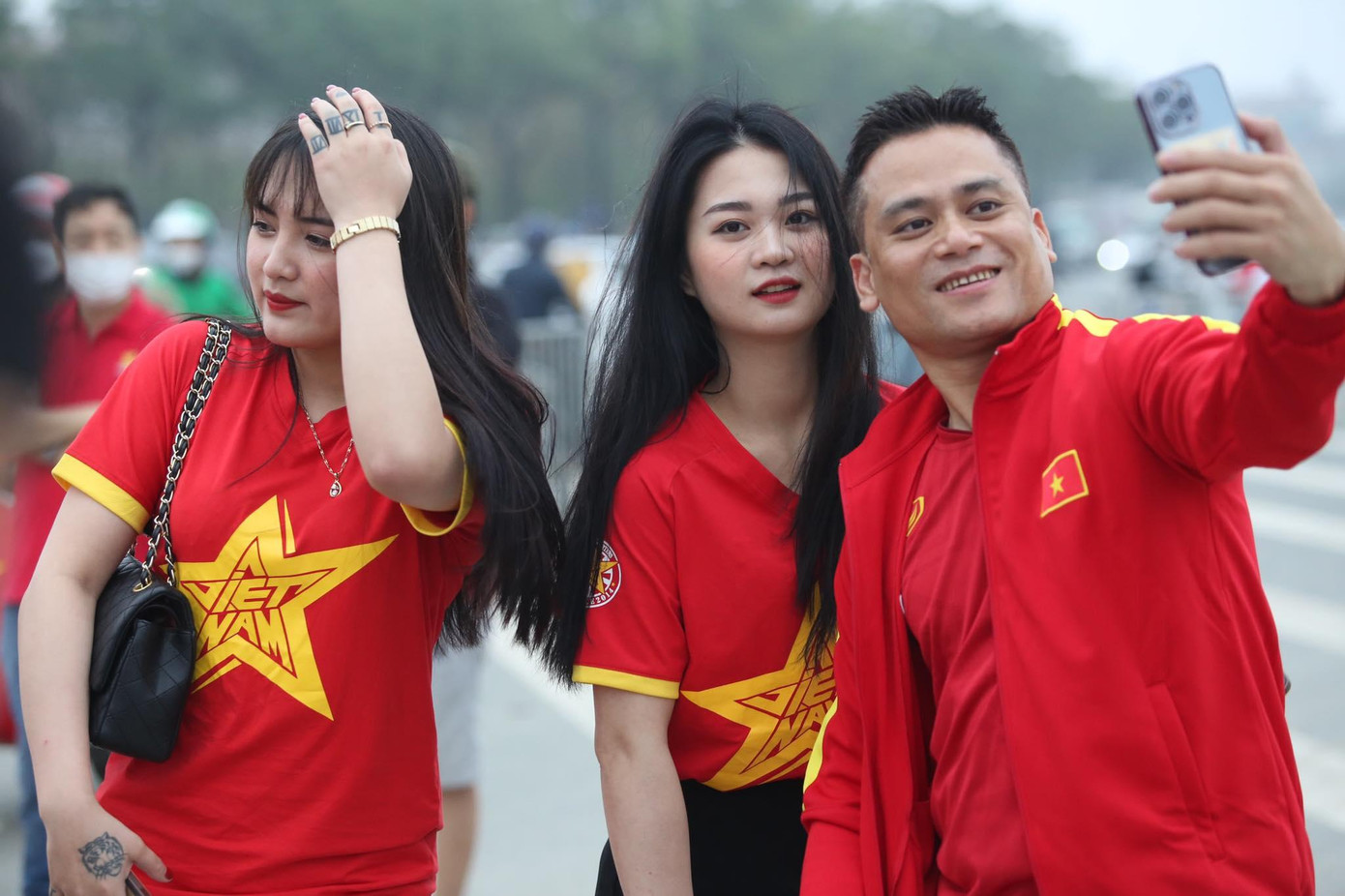 Nhiều bóng hồng xinh đẹp với màu áo đỏ xuất hiện trước sân vận động Mỹ Đình.