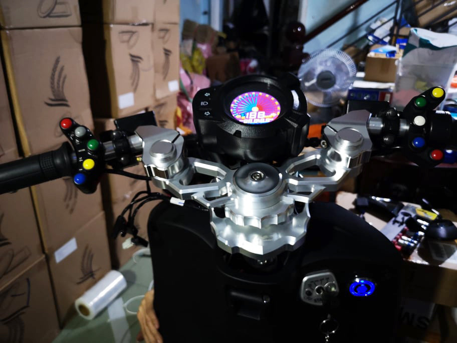 VinFast Klara 'độ' kiểu thể thao của người dùng ở Sài Gòn ảnh 10