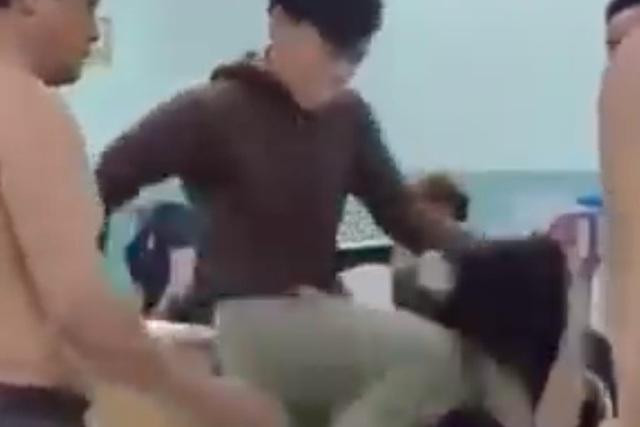 Bảo vệ dân phố tên Hùng lên gối thẳng vào vùng mặt em thiếu niên (Ảnh cắt từ clip).
