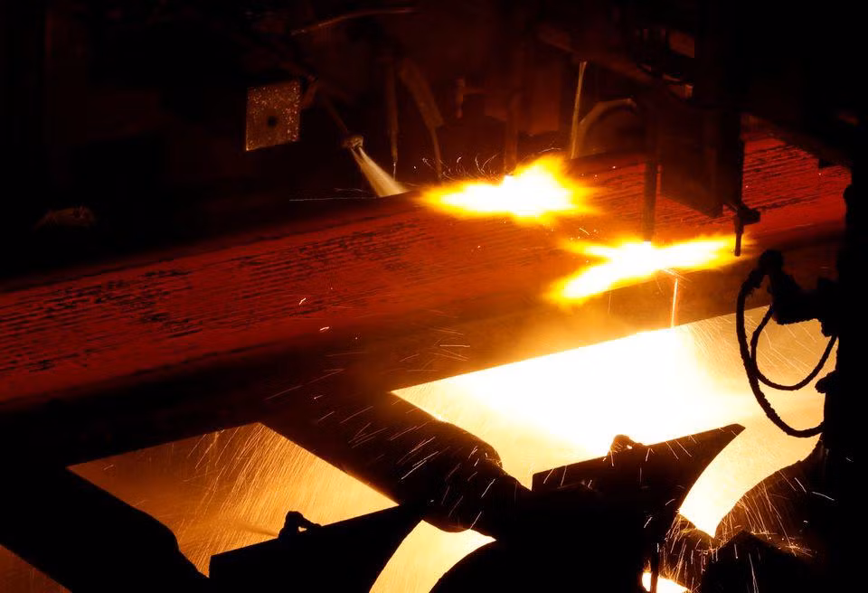 Dây chuyền sản xuất thép của Nippon Steel. Dây chuyền sản xuất thép của Nippon Steel.