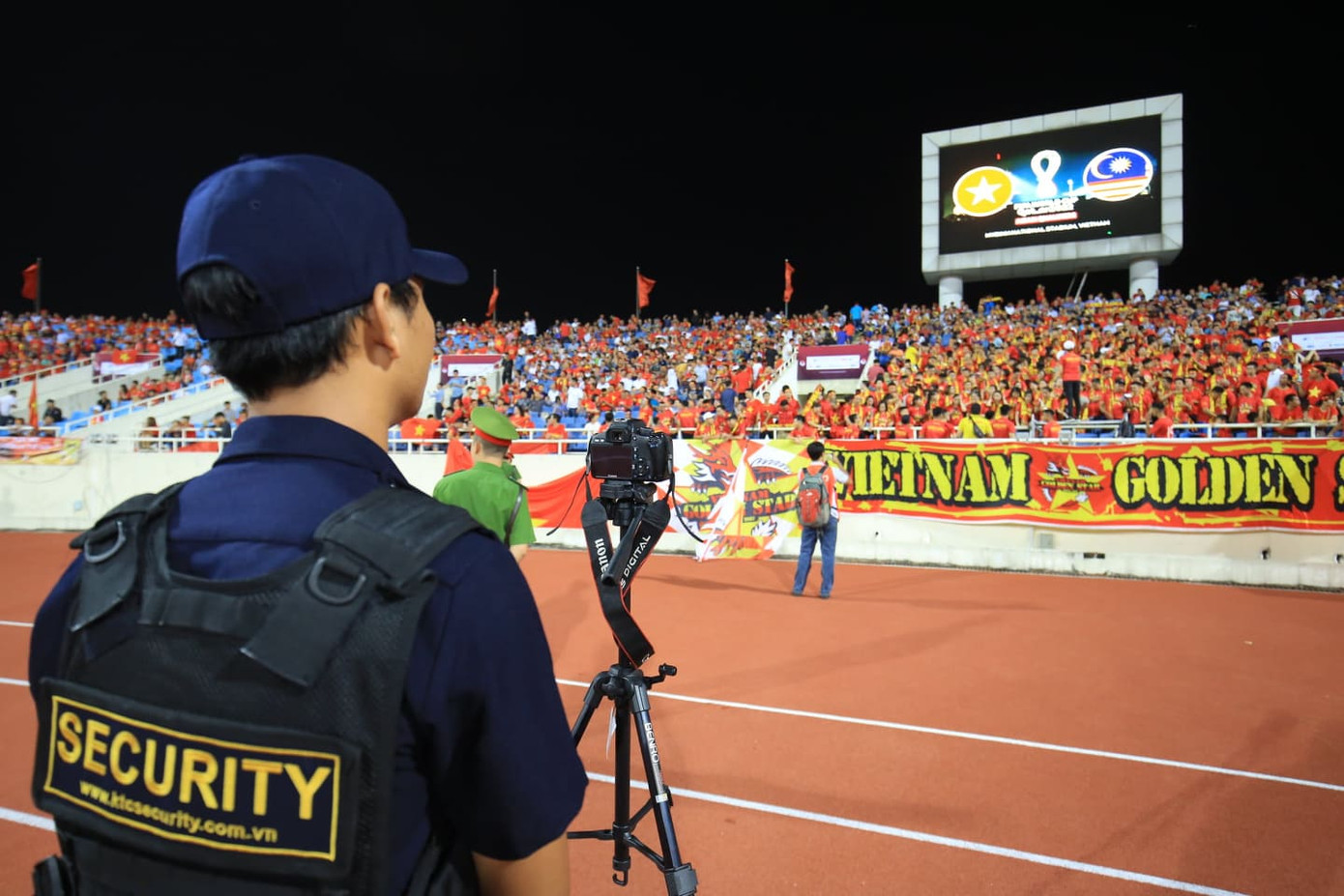 Bóng hồng khoe sắc, cổ động viên Việt Nam và Malaysia đọ 'nhiệt' ảnh 12