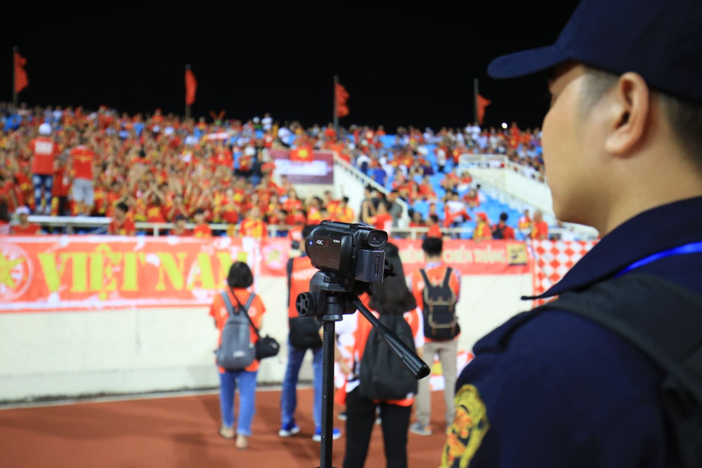 Bóng hồng khoe sắc, cổ động viên Việt Nam và Malaysia đọ 'nhiệt' ảnh 13