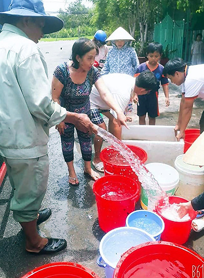 Dòng sông ở miền Tây chuyển màu đen kịt ảnh 1