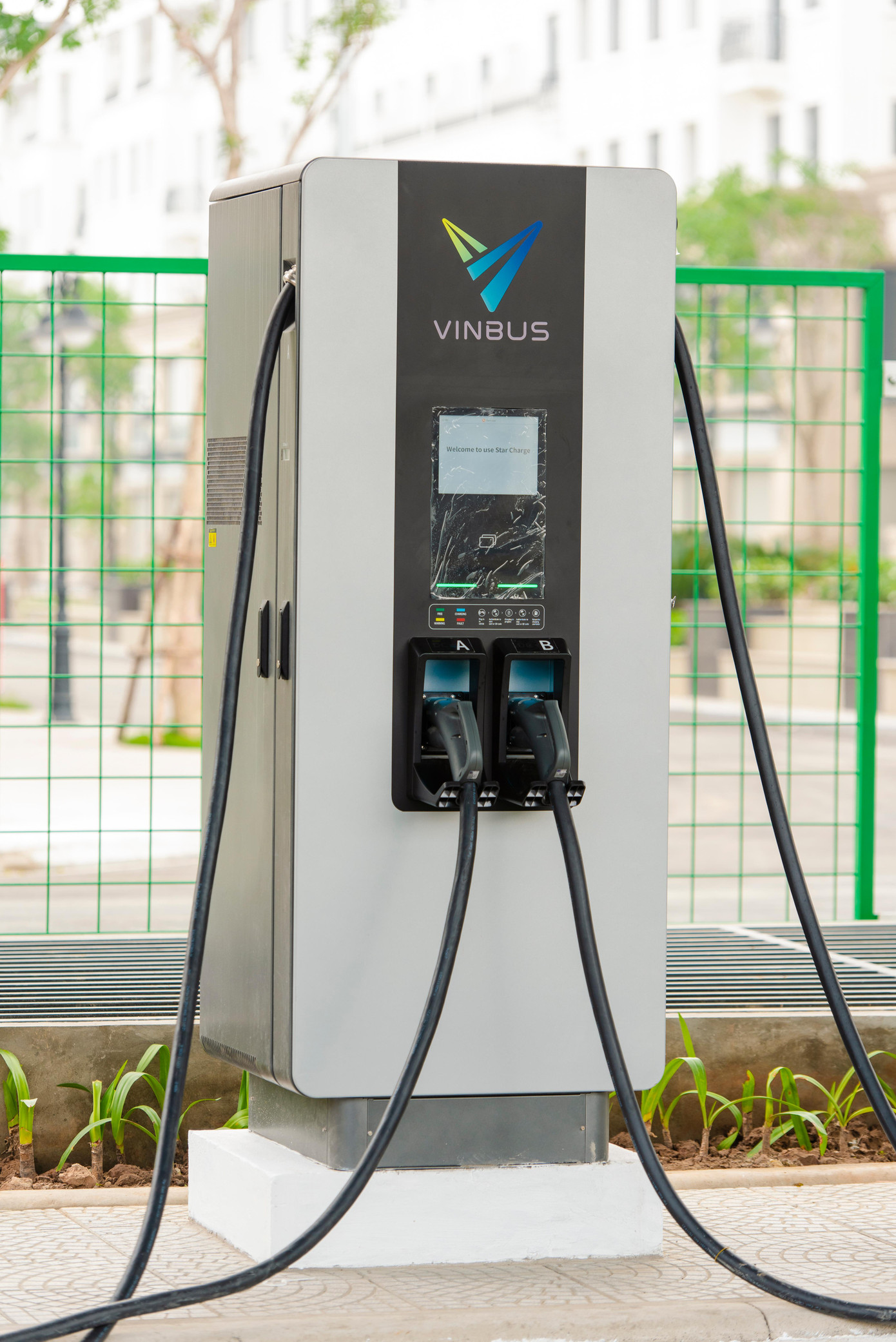 Xe VinBus sở hữu khối pin dung lượng 281 kWh, cho khả năng di chuyển tối đa từ 220 – 260 km. Thông qua hệ thống trạm sạc nhanh 150kW của VinBus, xe có thể nhanh chóng sạc đầy pin chỉ sau 2 giờ.