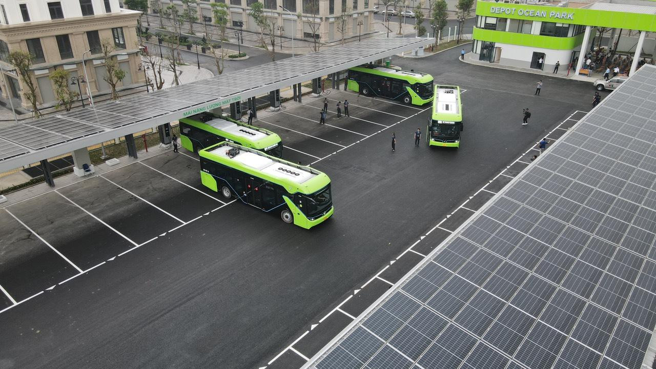 Mẫu xe này sở hữu thiết kế thân thiện với tông màu xanh lá chủ đạo, cho thấy VinBus sử dụng năng lượng xanh và là xe buýt thân thiện với môi trường.