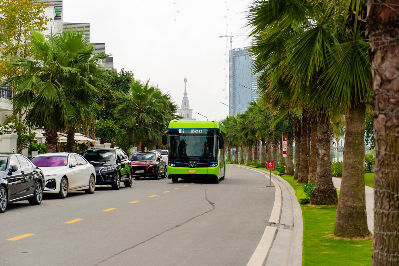 Theo công bố từ nhà sản xuất, những tuyến xe buýt điện Vinbus đầu tiên sẽ hoạt động tại khu đô thị Vinhomes Ocean Park (Gia Lâm, Hà Nội). Sau khi hoàn tất các thủ tục, hệ thống xe buýt này sẽ kết nối với hệ thống vận tải hành khách công cộng của thành phố trong thời gian tới.