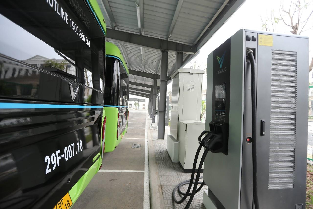 Là xe buýt điện thông minh, VinBus mang đến trải nghiệm tiện nghi như: Chế độ tự động hạ thấp thân xe khi lên xuống phù hợp với người già, trẻ em, người khuyết tật, phụ nữ mang thai; WiFi miễn phí; cổng sạc USB; màn hình giải trí và hệ thống camera an ninh và kiểm soát hành trình, cảnh báo lùi, quan sát khi dừng đỗ...