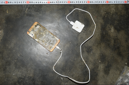 Tử vong vì sử dụng điện thoại lúc đang sạc ảnh 1