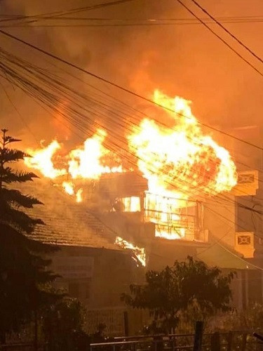 Cháy nhà ba tầng ở Sapa, du khách tháo chạy ảnh 1