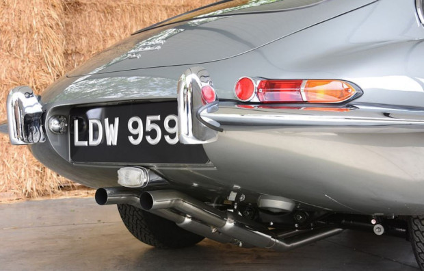 Xe sang bị 'bỏ quên' trong rừng 30 năm được định giá bạc tỷ ảnh 9