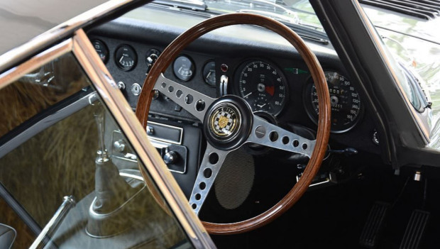 Xe sang bị 'bỏ quên' trong rừng 30 năm được định giá bạc tỷ ảnh 8