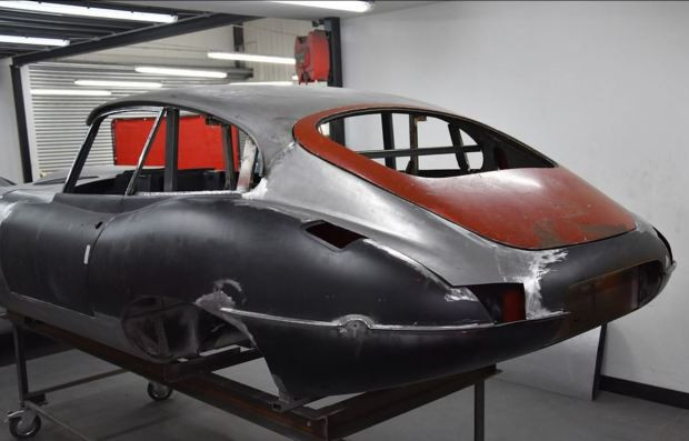 Xe sang bị 'bỏ quên' trong rừng 30 năm được định giá bạc tỷ ảnh 6