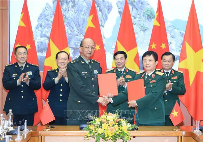 Bộ trưởng Bộ Quốc phòng Phan Văn Giang và Bộ trưởng Bộ Quốc phòng Ngụy Phượng Hòa chứng kiến Lễ ký biên bản ghi nhớ về việc thiết lập quan hệ đơn vị hữu nghị trong lĩnh vực hợp tác quân sự quốc tế giữa Bộ Quốc phòng Việt Nam và Bộ Quốc phòng Trung Quốc. Ảnh: Trọng Đức/TTXVN