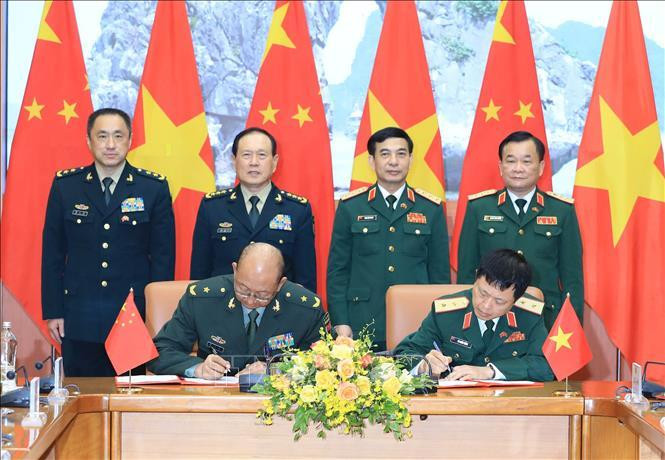 Bộ trưởng Bộ Quốc phòng Phan Văn Giang và Bộ trưởng Bộ Quốc phòng Ngụy Phượng Hòa chứng kiến Lễ ký biên bản ghi nhớ về việc thiết lập quan hệ đơn vị hữu nghị trong lĩnh vực hợp tác quân sự quốc tế giữa Bộ Quốc phòng Việt Nam và Bộ Quốc phòng Trung Quốc. Ảnh: Trọng Đức/TTXVN