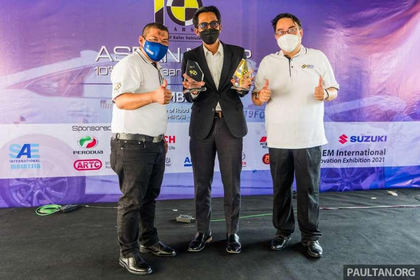 Đại diện hãng xe Nhận giải từ ASEAN NCAP. Đại diện hãng xe Nhận giải từ ASEAN NCAP.