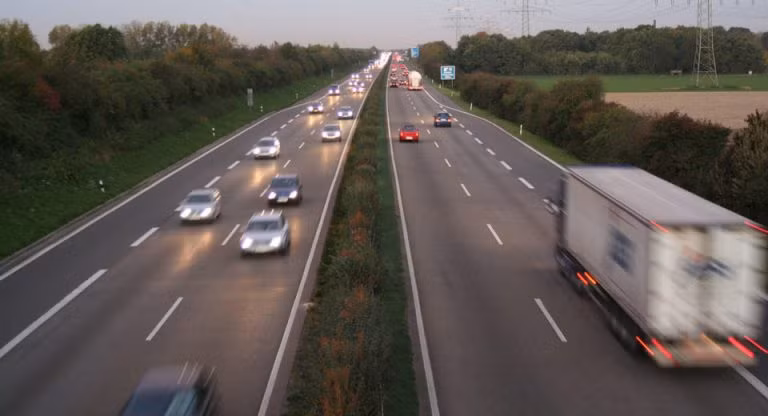 'Thiên đường tốc độ' Autobahn bị giới hạn tốc độ do nắng nóng ảnh 1