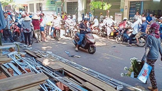 Xe Lexus biển số 6666 tông đám tang ở Bình Định: 4 người đã tử vong ảnh 1