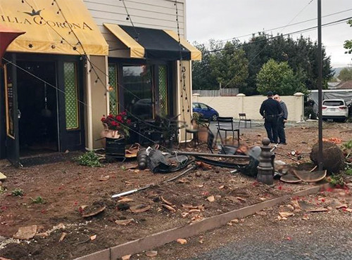 Ba mẹ con thoát chết khi ôtô mất lái lao vào nhà hàng ảnh 1