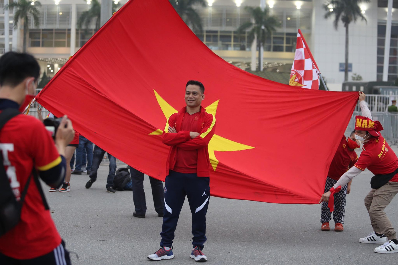 Không khí sôi động, tràn ngập sắc đỏ trước cổng SVĐ Mỹ Đình.