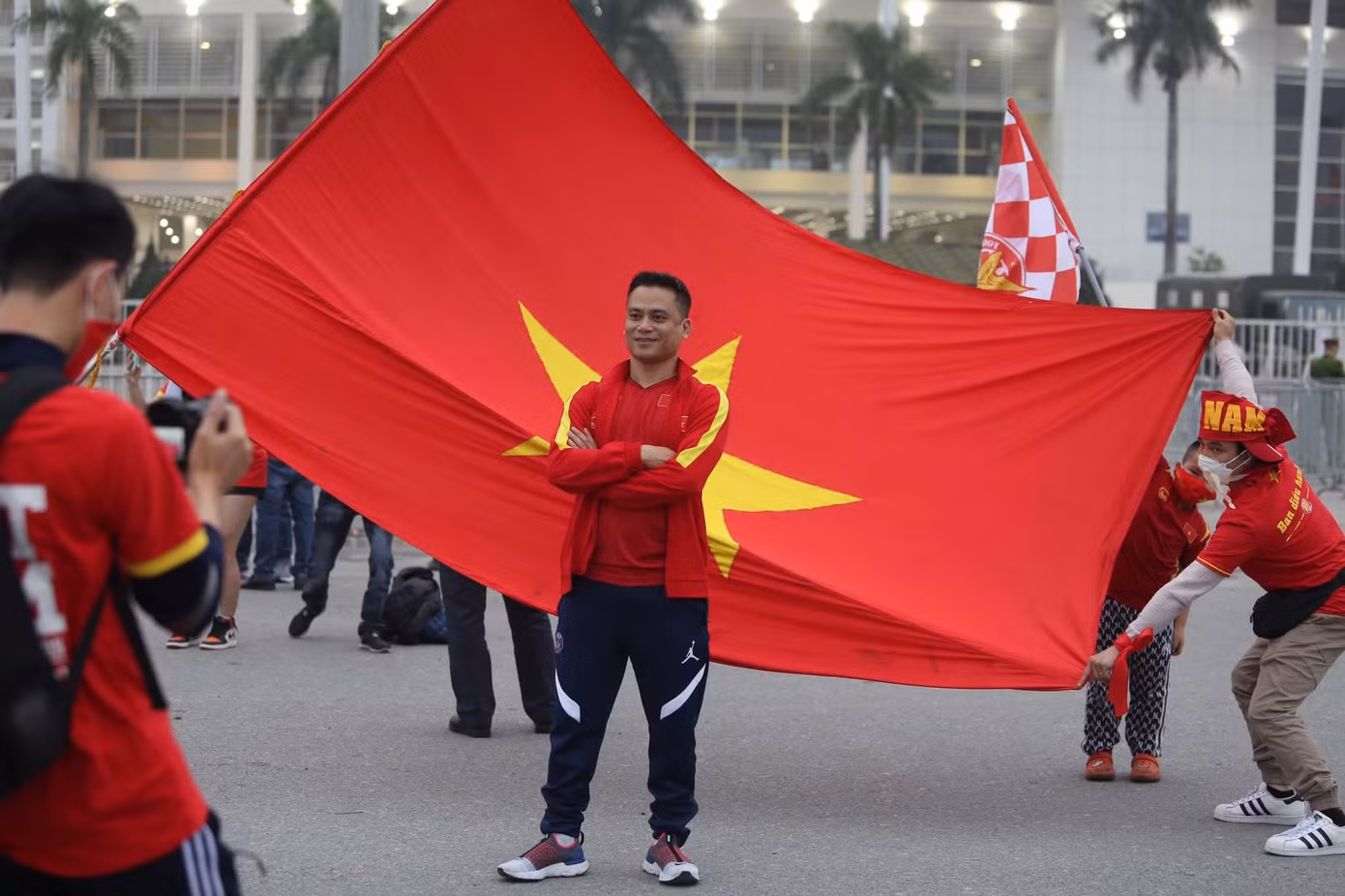 Không khí sôi động, tràn ngập sắc đỏ trước cổng SVĐ Mỹ Đình.