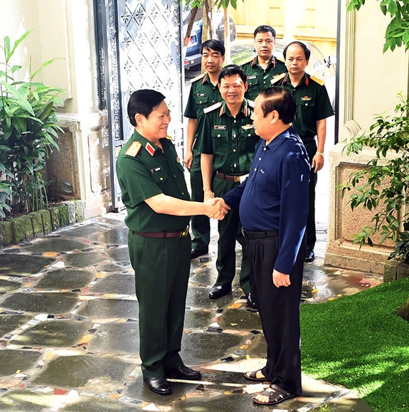 Đại tướng Ngô Xuân Lịch thăm, tặng quà Đại tướng Phùng Quang Thanh ảnh 1