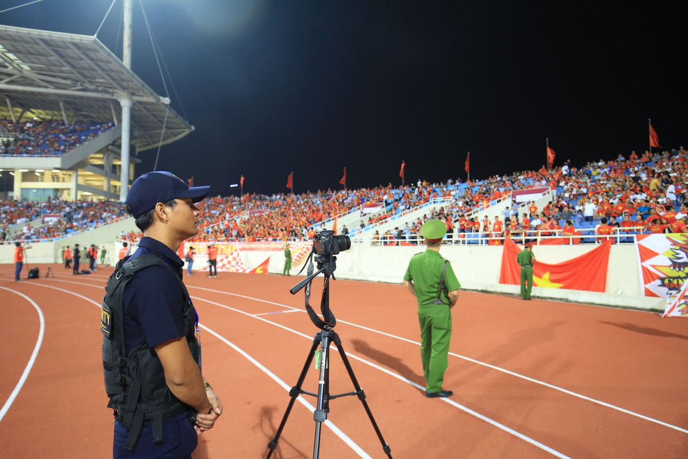 Bóng hồng khoe sắc, cổ động viên Việt Nam và Malaysia đọ 'nhiệt' ảnh 10