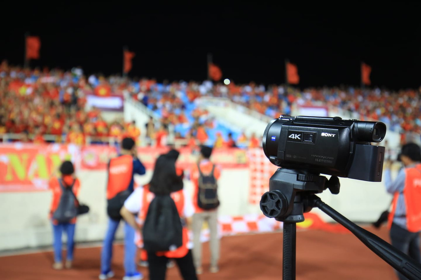 Bóng hồng khoe sắc, cổ động viên Việt Nam và Malaysia đọ 'nhiệt' ảnh 11