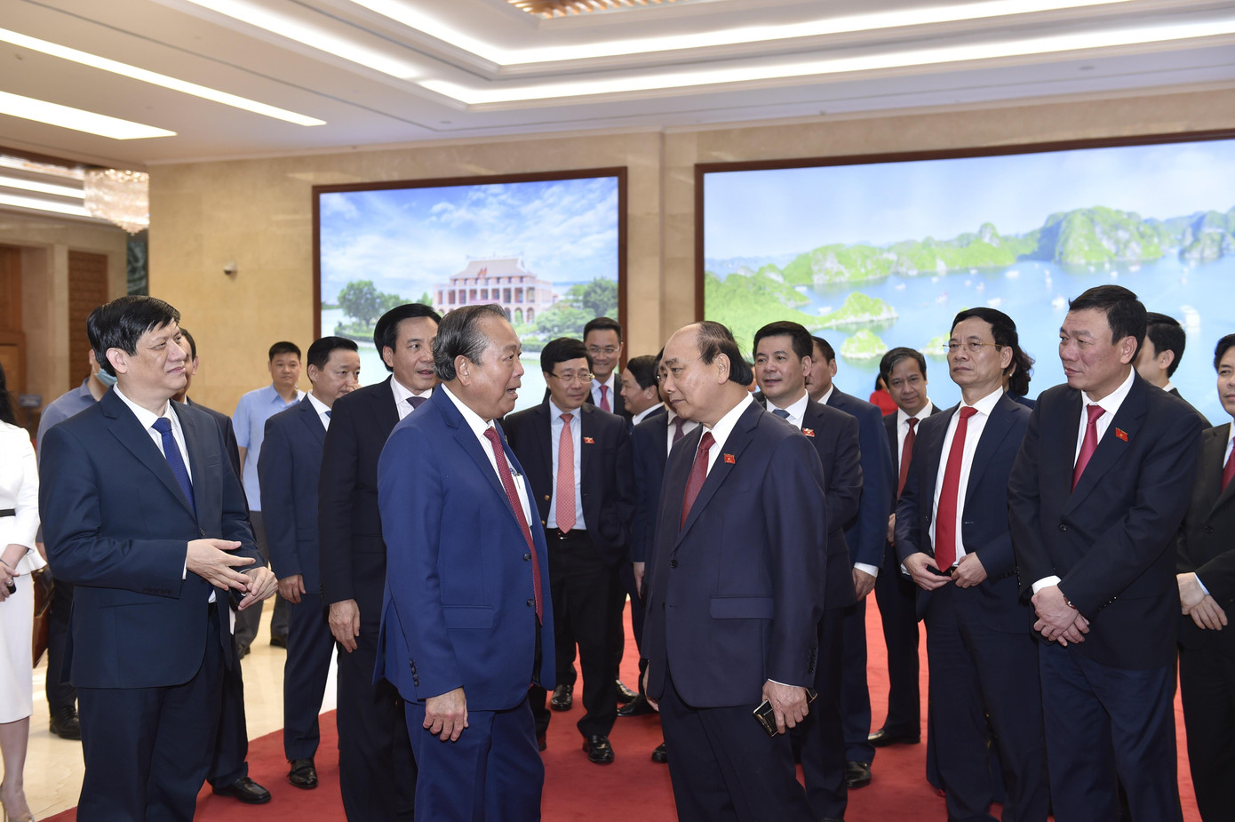 Chủ tịch nước Nguyễn Xuân Phúc trò chuyện cùng các đại biểu. Ảnh: VGP/Nhật Bắc Chủ tịch nước Nguyễn Xuân Phúc trò chuyện cùng các đại biểu. Ảnh: VGP/Nhật Bắc