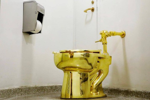 Bồn cầu vàng 18-karat trị giá 140 tỷ trong cung điện Anh bất ngờ bị trộm lấy mất ảnh 1