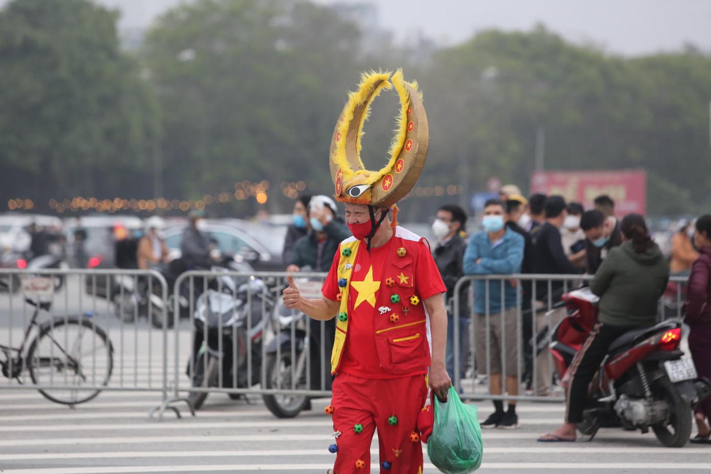 Muôn vàn kiểu hóa trang để cổ vũ cho đội tuyển Việt Nam.